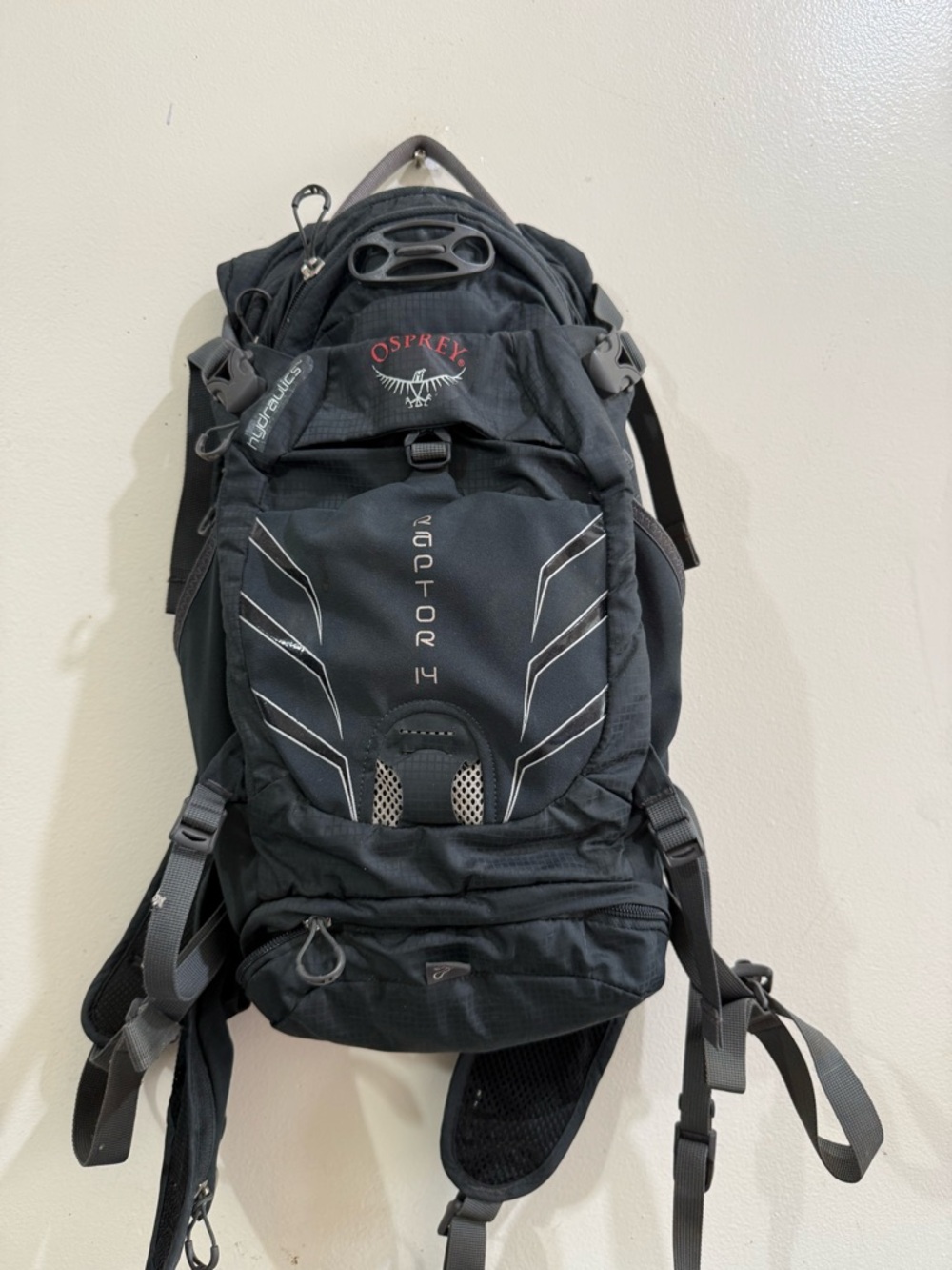 OSPREY Raptor 14 Backpack in Black with Gray Accents